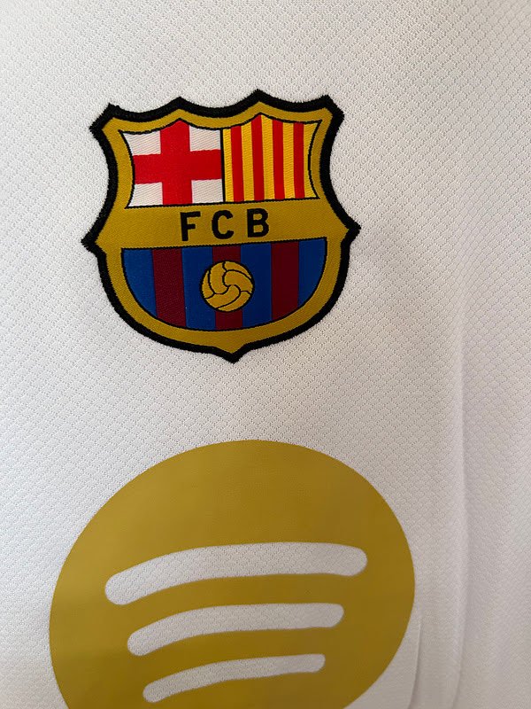 Camisa Barcelona 2025/26 – Masculina – Versão Torcedor – Branca - Imagem 4
