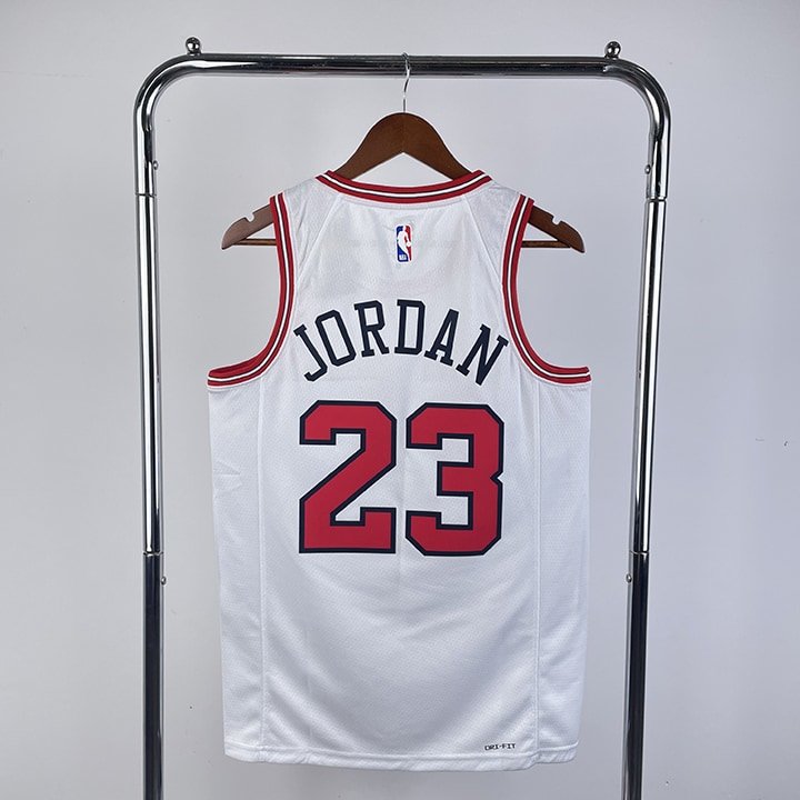 Regata NBA Chicago Bulls – Jordan #23 – 2023/24 – Branca – Masculina – Imagem 2