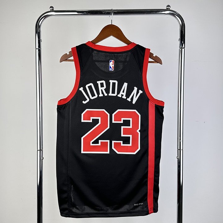 Regata NBA Chicago Bulls – Jordan #23 – 2024 – Preta – Masculina – Imagem 2
